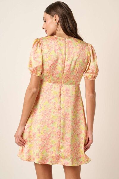Robe Courte Imprimée à Col V et Manches Bouffantes Mittoshop