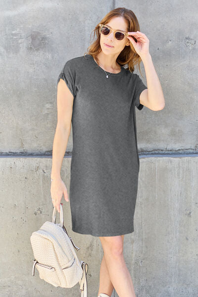 Basic Bae Rundhals-Kurzarmkleid in voller Größe mit Taschen