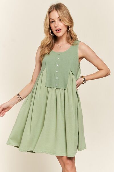 Robe Babydoll Sans Manches ADORA à Boutons Décoratifs