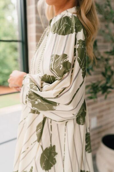 Bedrucktes Minikleid mit Bindekragen und Dreiviertelärmeln