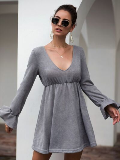 Mini-Kleid mit Volantärmeln und V-Ausschnitt